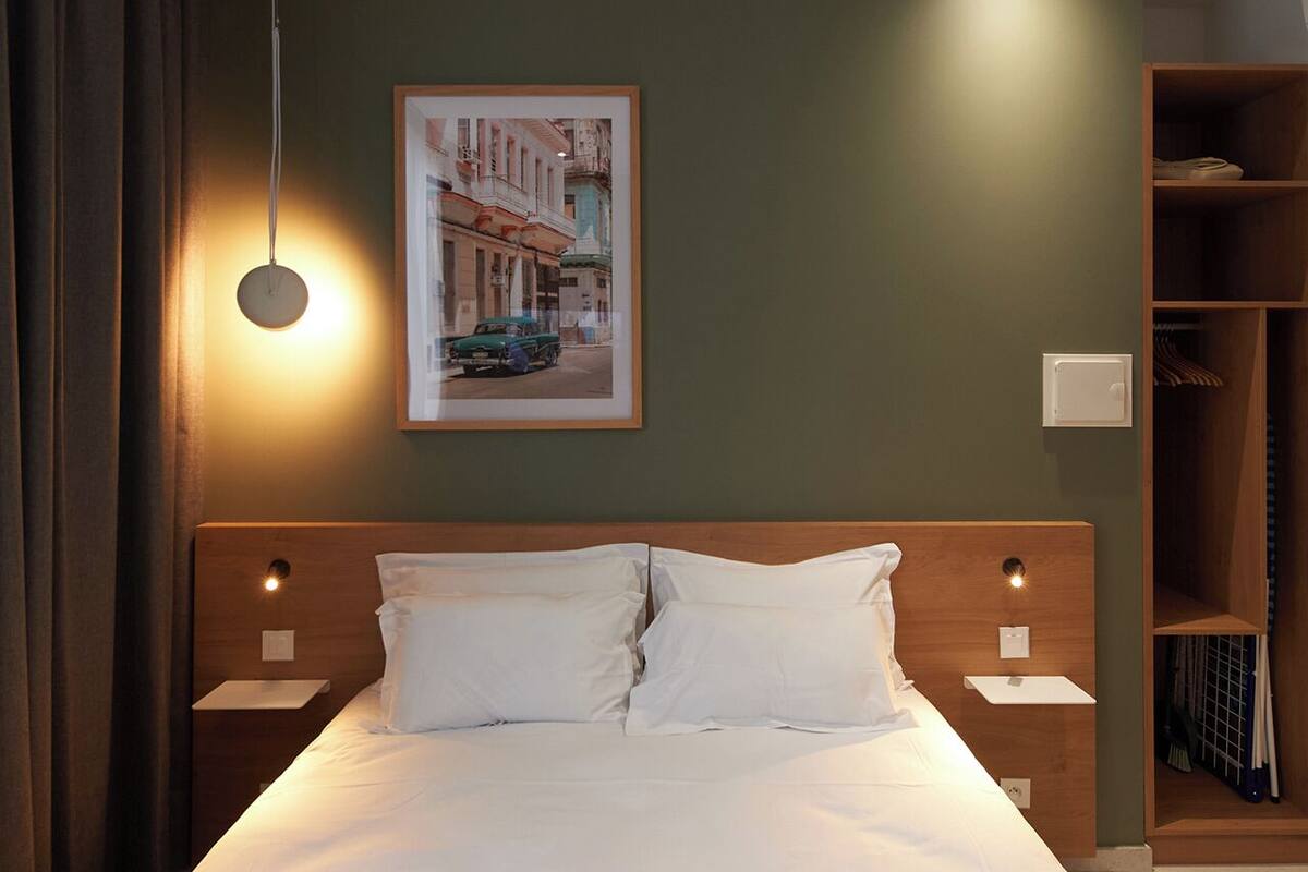 Chambre Double (5) | 高档床上用品、记忆海绵床垫、遮光窗帘、隔音