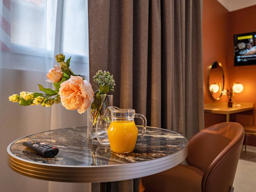 40-inch Smart TV with digital channels, TV