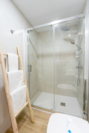 Shower, hair dryer, towels - Hostal Romerito (Málaga)