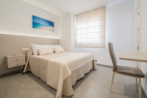 Double Room (Small) | Desk, laptop workspace, free WiFi, bed sheets - Hostal Romerito (Málaga)