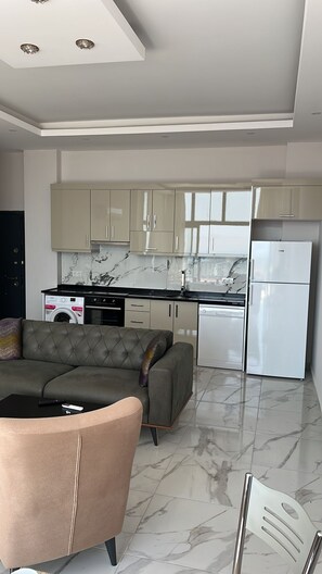 Basic-Haus | Eigene Küche | Kühlschrank, Ofen, Herdplatte, Geschirrspüler