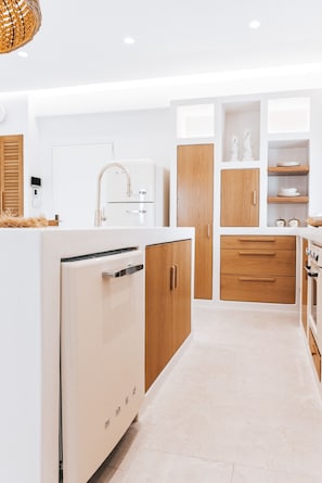 3 bedrooms, Egyptian cotton sheets, premium bedding, down comforters