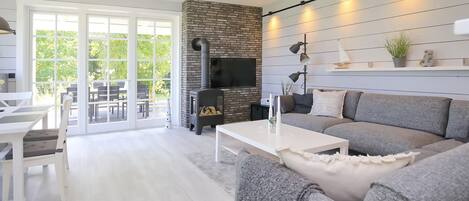 TV, fireplace, stereo