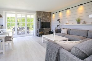 Fernseher, Kamin, Stereoanlage