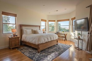 6 soverom, strykejern/-brett, reiseseng for barn og wi-fi (inkludert)