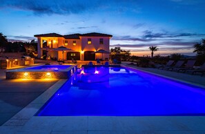 Pool - Lake Naci Estate w/Pool, swim up bar, 2nd hot tub, sleeps 18! (Paso Robles)