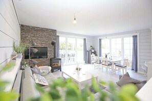 Fernseher, Kamin, Stereoanlage