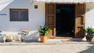 Vista frontal de la propiedad