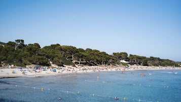 Aan het strand, wit zand