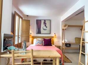 Premium-Zimmer, 1 Queen-Bett | Schallisolierte Zimmer, kostenloses WLAN, Bettwäsche