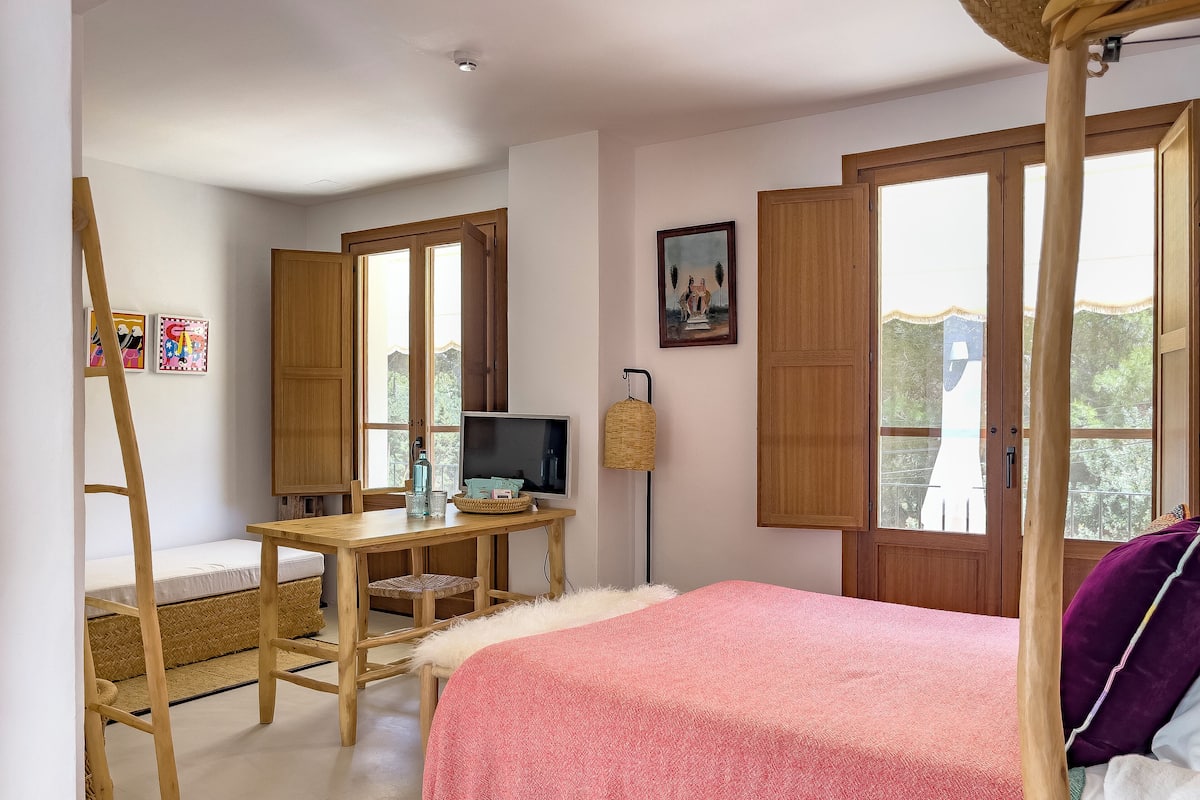 Premium Room, 1 Queen Bed | Soundproofing, free WiFi, bed sheets