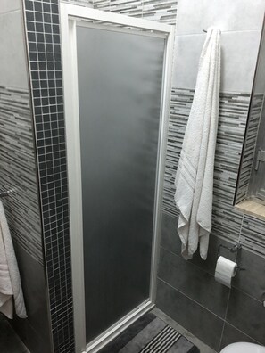 Shower, bidet - Sunshine House - Holiday home by the sea - 5 min from the beach! (Punta Braccetto)