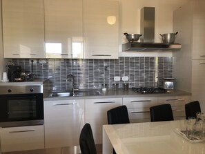 Fridge, oven, stovetop, dishwasher - Sunshine House - Holiday home by the sea - 5 min from the beach! (Punta Braccetto)