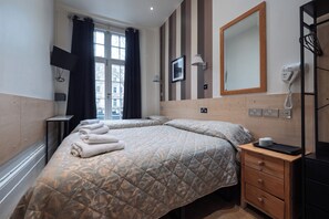 Chambre Triple Classique, plusieurs lits | Fer et planche à repasser, Wi-Fi gratuit, draps fournis