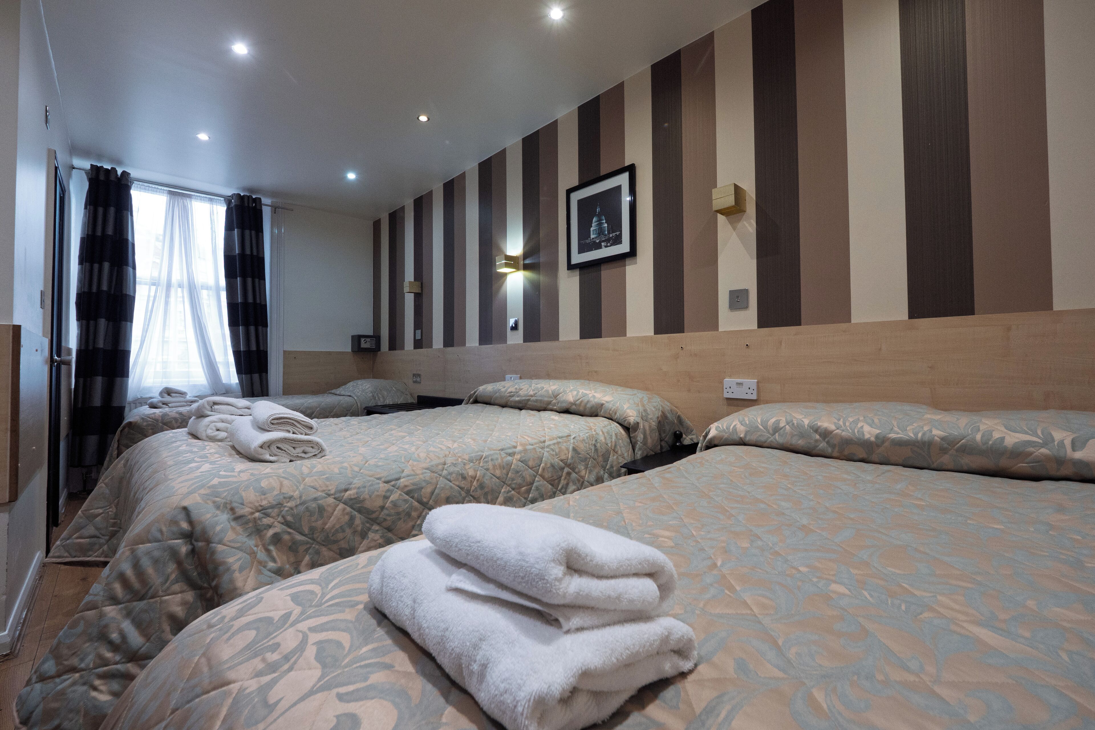 غرفة عائلية | مكواة/لوح كي وواي فاي مجانًا وملاءات أسرّة