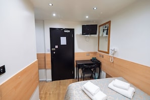 غرفة مزدوجة عادية | مكواة/لوح كي وواي فاي مجانًا وملاءات أسرّة