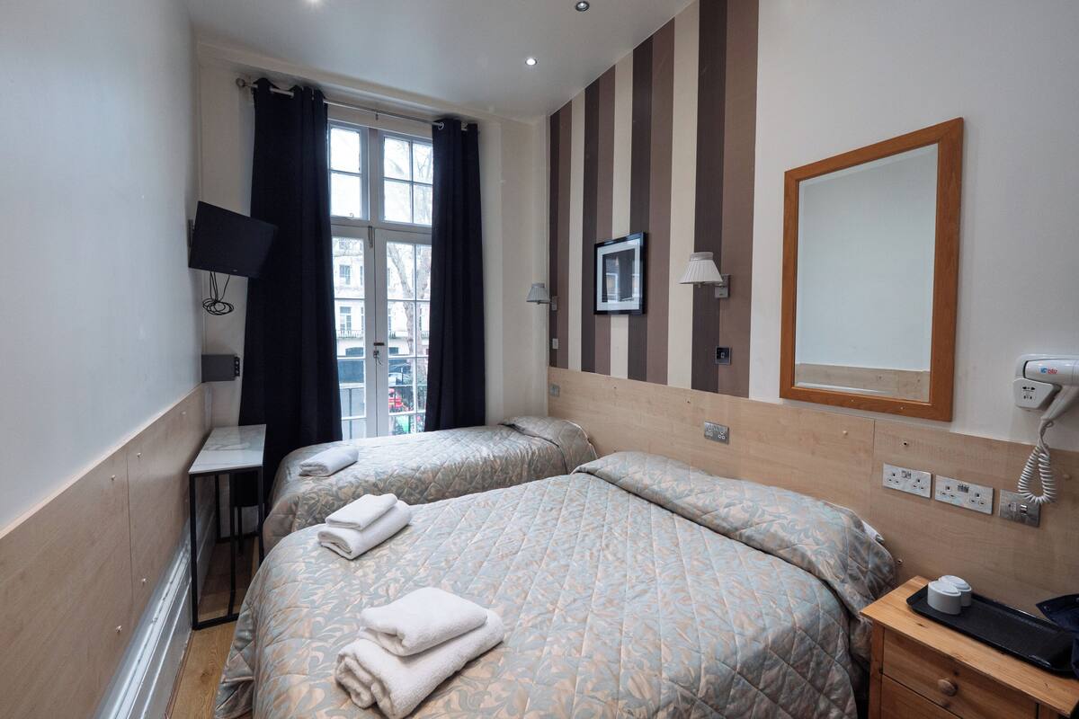 غرفة كلاسيكية ثلاثية - عدة أسرّة | مكواة/لوح كي وواي فاي مجانًا وملاءات أسرّة