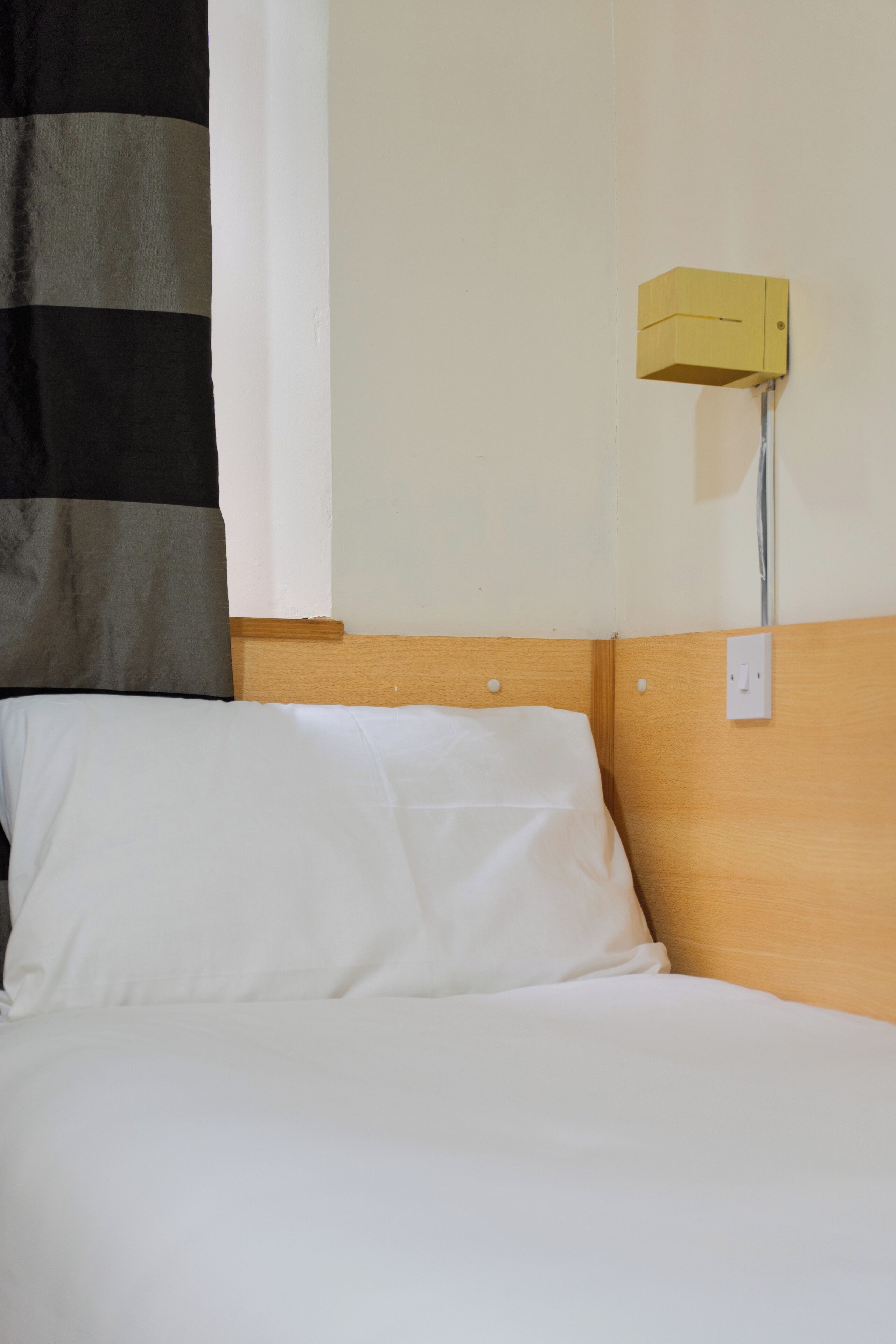 غرفة عادية فردية | مكواة/لوح كي وواي فاي مجانًا وملاءات أسرّة