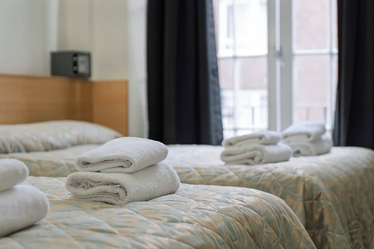 غرفة عادية رباعية | مكواة/لوح كي وواي فاي مجانًا وملاءات أسرّة