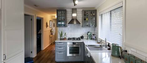 Réfrigérateur, four à micro-ondes, un four, surface de cuisson