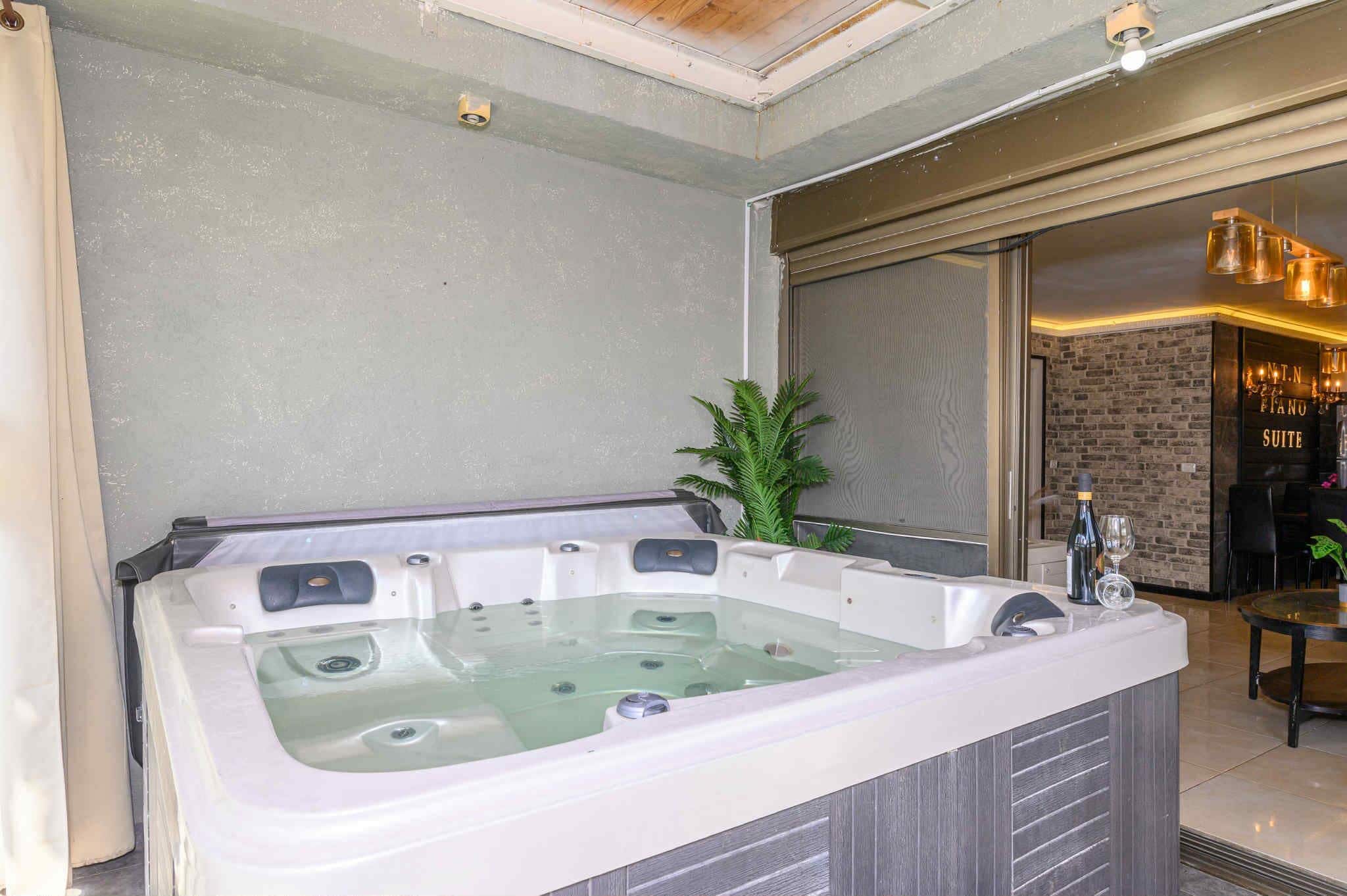 Bañera de hidromasaje cubierta