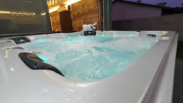 Bain à remous extérieur