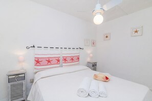 Familie appartement, meerdere slaapkamers (Piazzetta Casa Paola 200m From The) | 1 slaapkamer, een strijkplank/strijkijzer, beddengoed