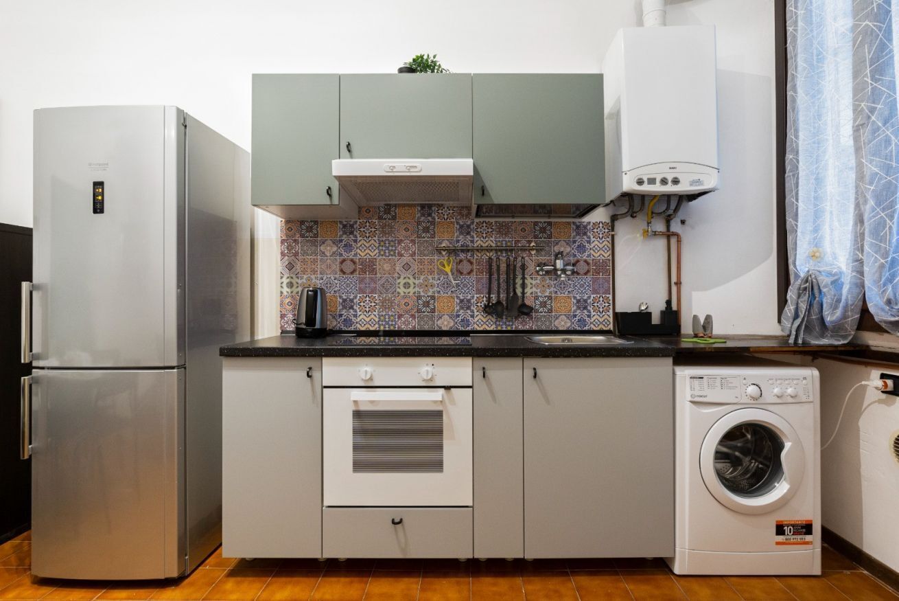 Frigorifero, forno, piano cottura, bollitore elettrico