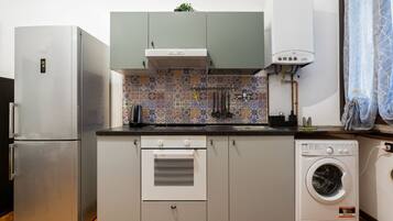 Frigorifero, forno, piano cottura, bollitore elettrico