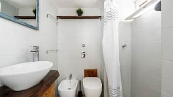 Douche, sĂšche-cheveux, bidet