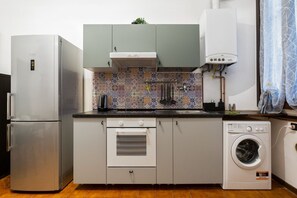 Fridge, oven, stovetop, electric kettle