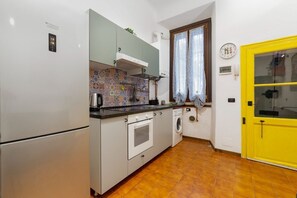 Fridge, oven, stovetop, electric kettle