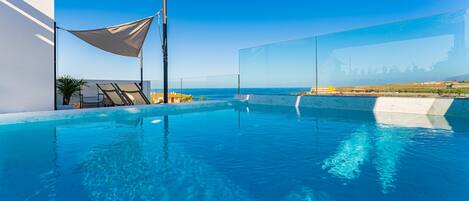 Alberca al aire libre y alberca climatizada