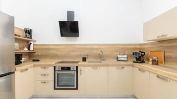 Frigorifero, microonde, forno, piano cottura