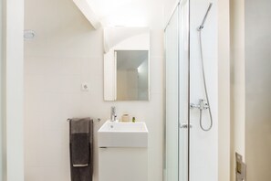 Loft, mezzanine | Baño | Secadora de cabello, jabón, shampoo 