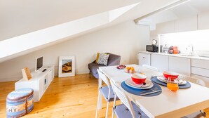 Loftsrom, mellometasje | Oppholdsområde | TV
