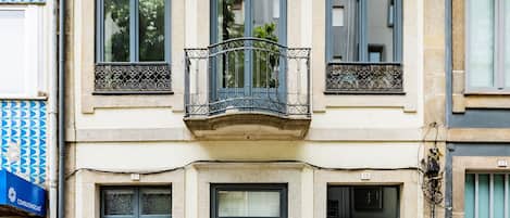 Vista frontal de la propiedad