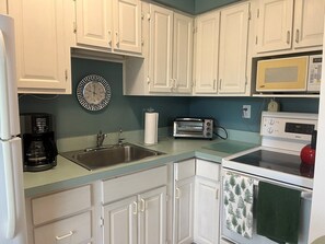 Réfrigérateur, micro-ondes, four, cafetiÚre/bouilloire