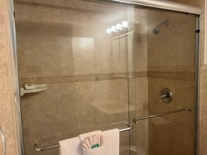 Bathtub, hair dryer, towels - Quaint 1 bedroom condo...Guest Ready (Marco Island)