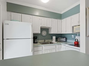 Wasserkocher mit Kaffee-/Teezubehör, Kühlschrank, Mikrowelle, Ofen