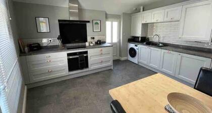 Gower Place Heart of Mumbles | Sleeps 2 | Near Beach | Oystermouth Castle | Wifi