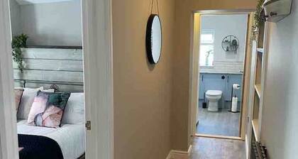 Gower Place Heart of Mumbles | Sleeps 2 | Near Beach | Oystermouth Castle | Wifi