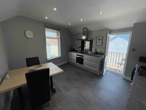 Jääkaappi, mikroaaltouuni, uuni, liesi