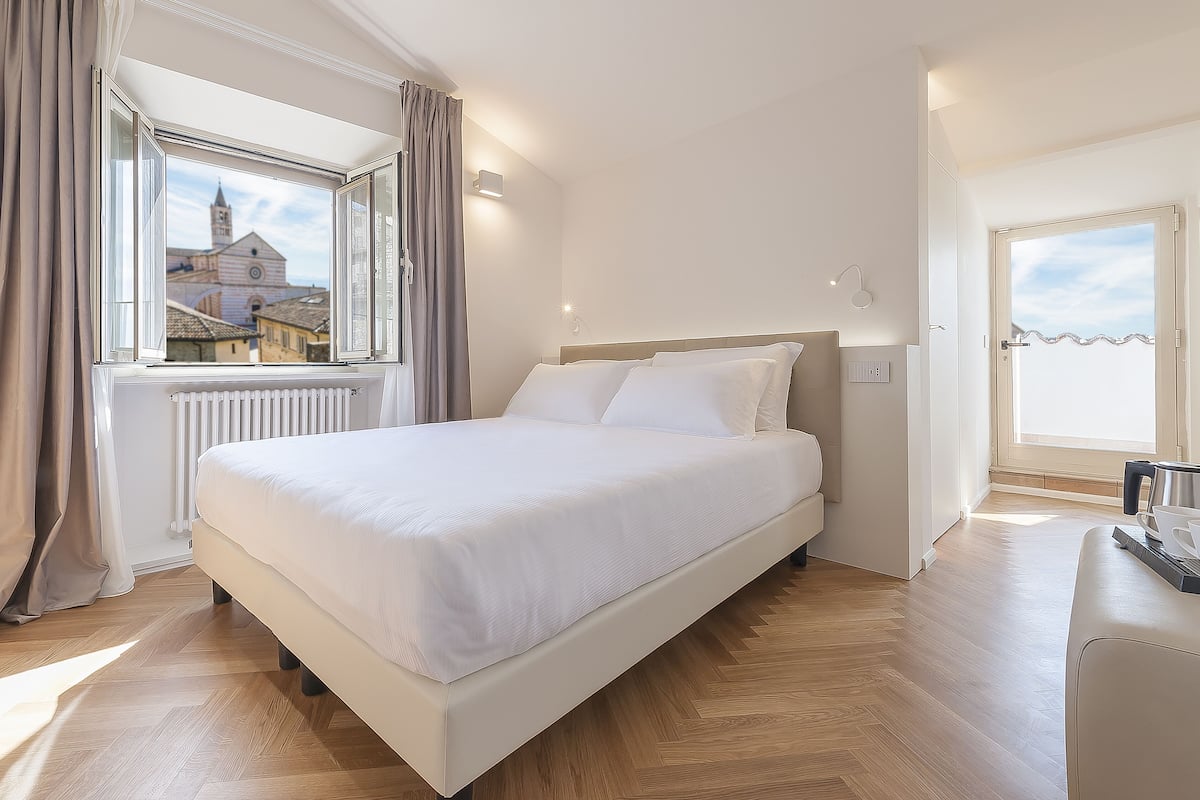 Classic-Doppel- oder -Zweibettzimmer, 1 Schlafzimmer | 1 Schlafzimmer, Minibar, Zimmersafe, Schreibtisch