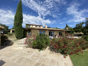 Exterior - A little paradise in Provence's Luberon region (Mane)