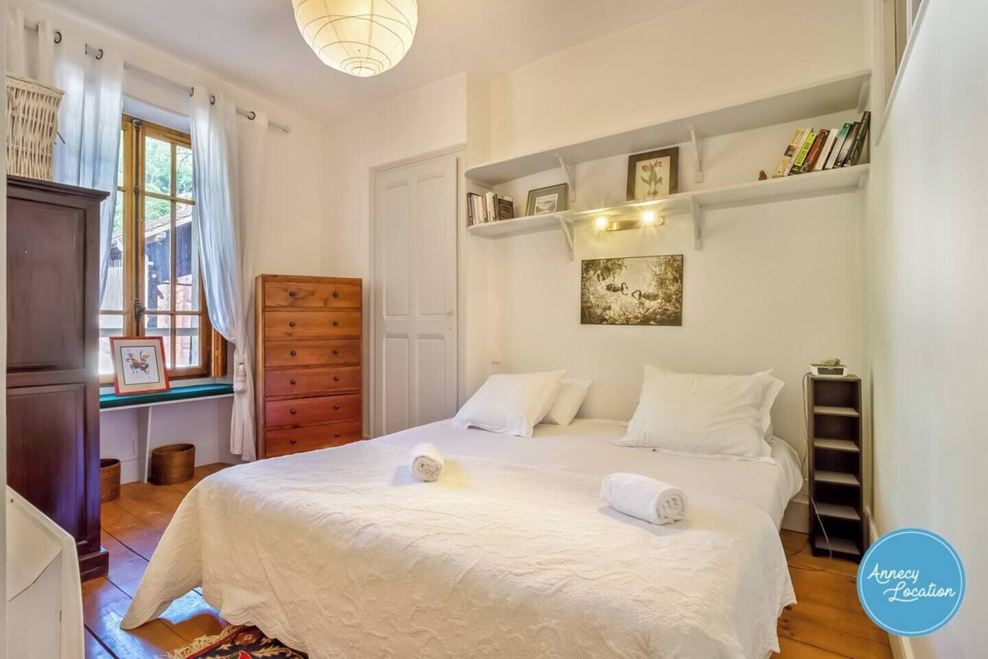 2 bedrooms, bed sheets