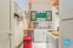 Kühlschrank, Ofen, Wasserkocher mit Kaffee-/Teezubehör, Toaster