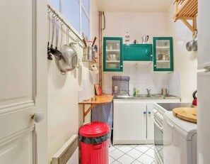 Fridge, oven, coffee/tea maker, toaster