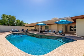 A heated pool, pool loungers - *Great Summer Rates* | North Phoenix Mountain Retreat (Phoenix)