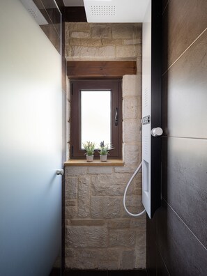 Villa | Badkamer | Een douche, een hydromassagedouche, gratis toiletartikelen